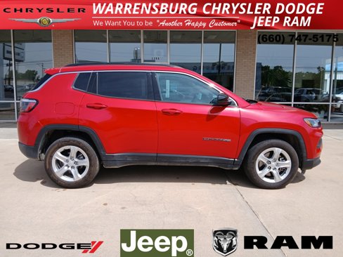 Used 2023 Jeep Compass Latitude image 2