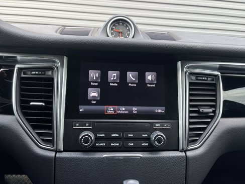 Certified 2018 Porsche Macan image 18