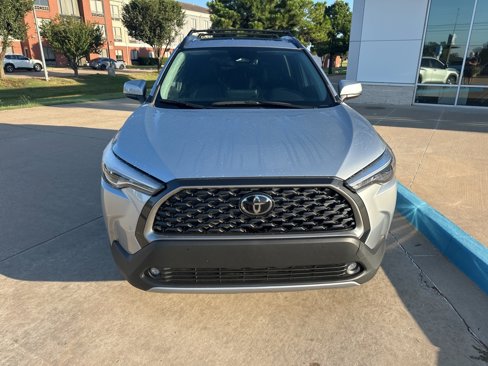 Used 2023 Toyota Corolla Cross XLE image 3