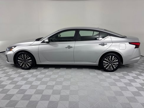 Used 2023 Nissan Altima 2.5 SV image 2