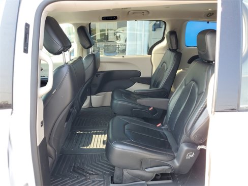 Used 2017 Chrysler Pacifica Touring-L image 11