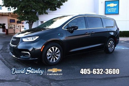Used 2021 Chrysler Pacifica Touring-L image 1