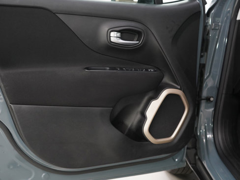 Used 2017 Jeep Renegade Latitude w/ Cold Weather Group image 17