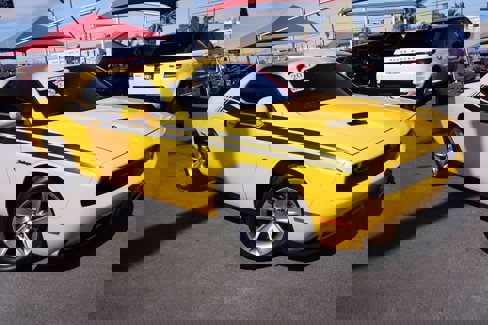 Used 2017 Dodge Challenger SXT image 2