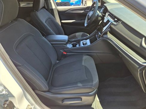 Used 2023 Jeep Grand Cherokee Laredo image 18