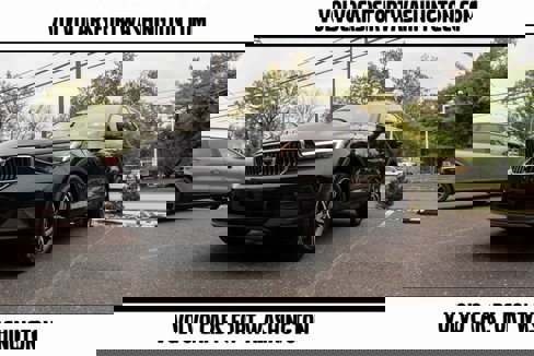 Certified 2025 Volvo XC40 B5 Core image 1