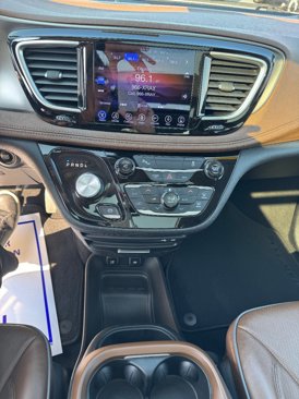 Used 2017 Chrysler Pacifica Limited image 17