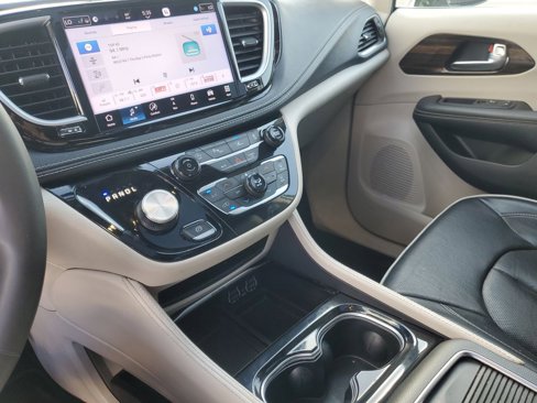 Used 2023 Chrysler Pacifica Limited image 23