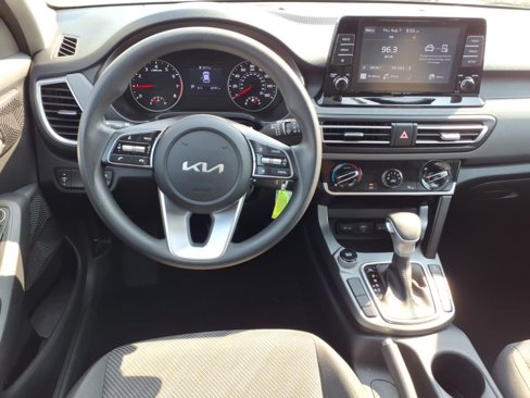 Used 2023 Kia Seltos LX image 4