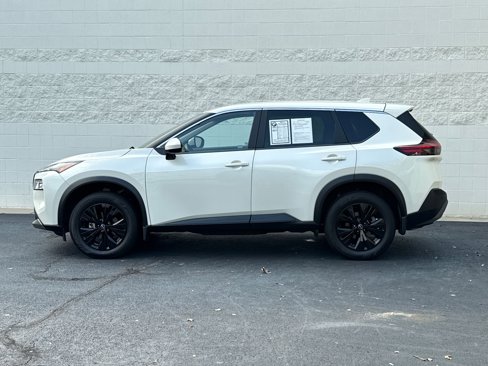Used 2023 Nissan Rogue SV image 2
