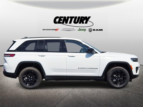 Used 2024 Jeep Grand Cherokee Altitude image 2