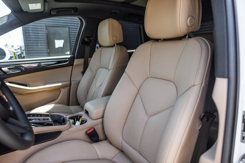 Certified 2025 Porsche Macan image 5