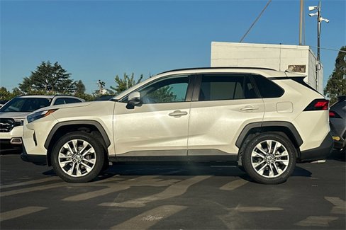 Used 2022 Toyota RAV4 XLE Premium image 7