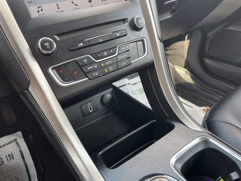 Used 2017 Ford Fusion SE w/ Equipment Group 201A image 19