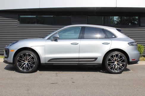 Certified 2024 Porsche Macan image 2