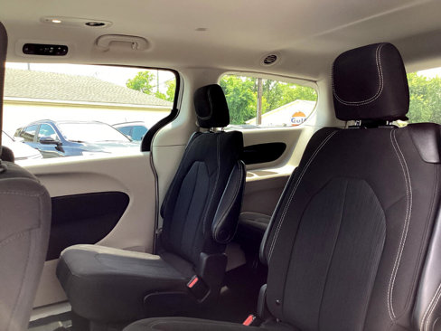 Used 2023 Chrysler Voyager LX image 12