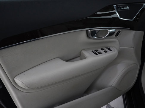 Used 2016 Volvo XC90 T6 Momentum w/ Momentum Plus Package image 16