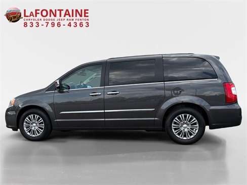 Used 2016 Chrysler Town & Country Touring-L w/ Driver Convenience Group image 4