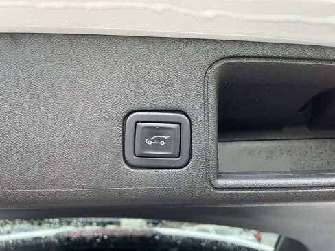 Used 2023 GMC Terrain SLE w/ Driver Convenience Package image 10