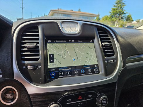 Used 2018 Chrysler 300 Touring L image 4