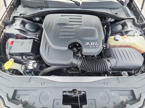 Used 2017 Chrysler 300 C image 19