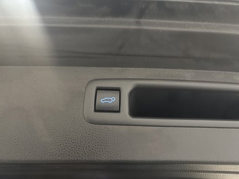 Used 2021 Toyota Highlander LE image 26