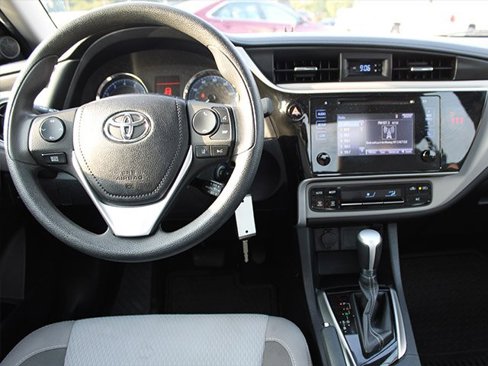 Used 2018 Toyota Corolla LE image 10