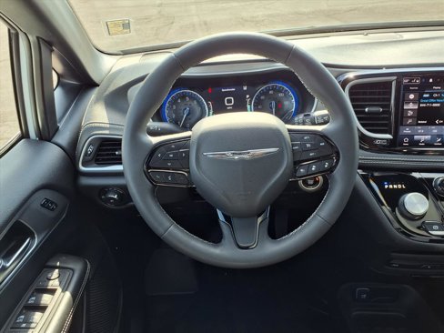 Used 2022 Chrysler Pacifica Touring-L w/ Uconnect Theater Family Group image 10