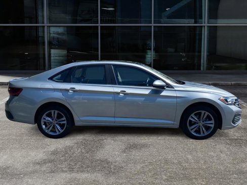 Used 2024 Volkswagen Jetta SE image 4