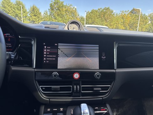 Certified 2025 Porsche Macan image 16