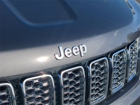Used 2018 Jeep Grand Cherokee Overland image 11