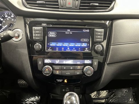 Used 2018 Nissan Rogue SV w/ Premium Package image 8