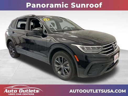 Used 2022 Volkswagen Tiguan SE w/ Panoramic Sunroof Package image 1