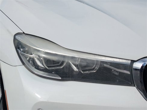 Used 2017 BMW 740i image 9