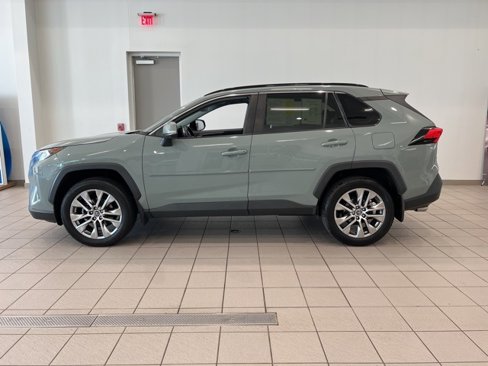Used 2020 Toyota RAV4 XLE Premium image 4