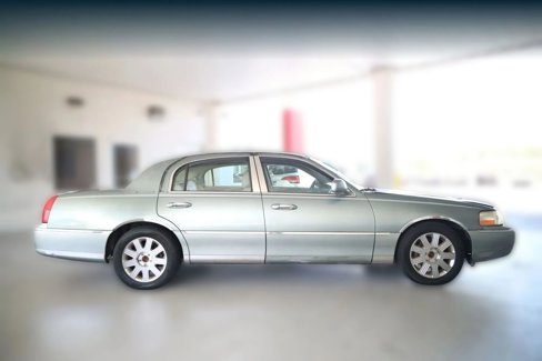 Used 2005 Lincoln Town Car Signature Limited image 10