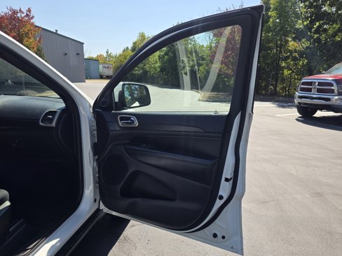 Used 2017 Jeep Grand Cherokee Laredo image 37