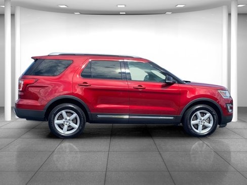 Used 2017 Ford Explorer XLT image 8