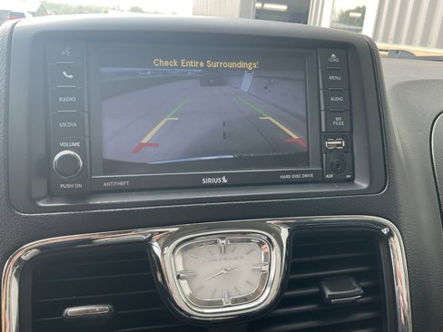 Used 2014 Chrysler Town & Country Touring image 19