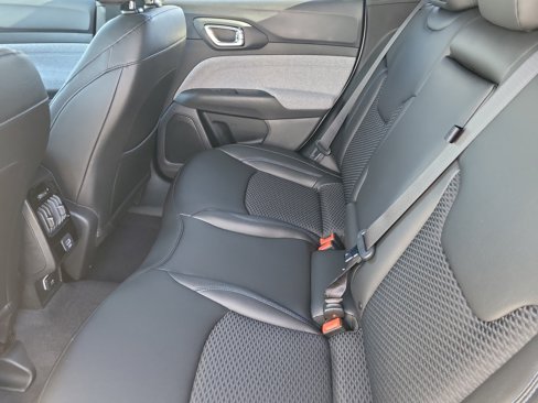 New 2025 Jeep Compass Latitude image 17