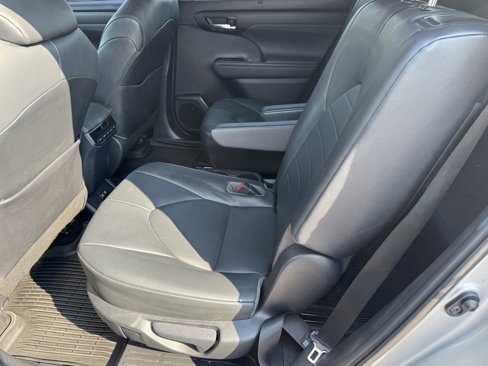 Used 2020 Toyota Highlander XLE image 11