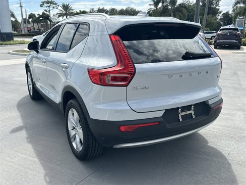 Used 2022 Volvo XC40 T4 Momentum image 8