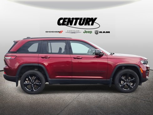 Used 2024 Jeep Grand Cherokee Altitude image 2