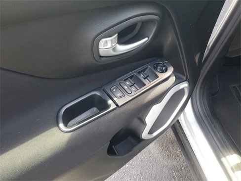 Used 2018 Jeep Renegade Latitude image 21