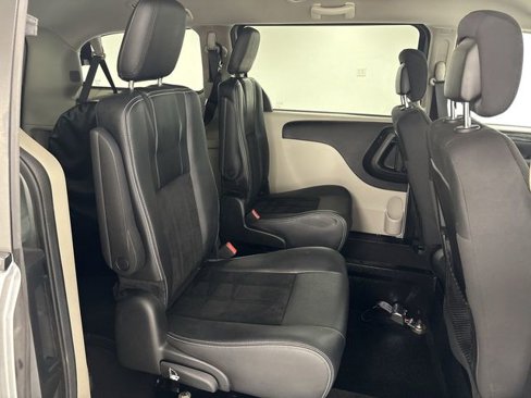 Used 2018 Dodge Grand Caravan SE image 14