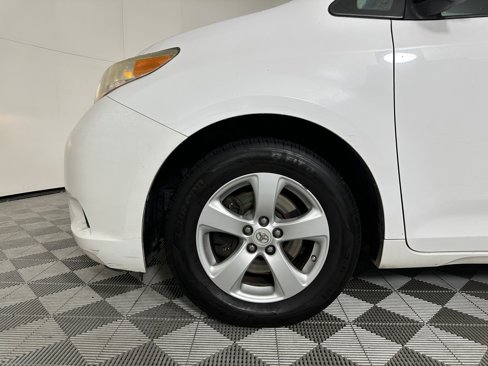 Used 2012 Toyota Sienna LE image 10
