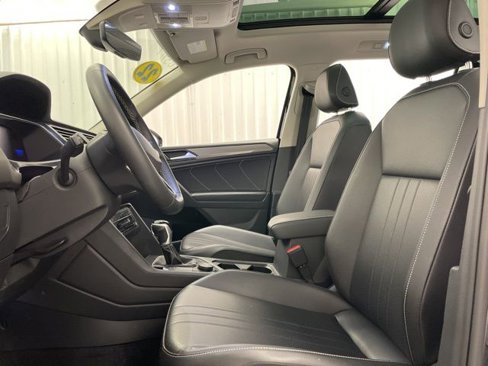 Used 2022 Volkswagen Tiguan SE w/ Panoramic Sunroof Package image 9