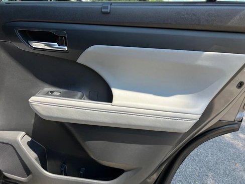 Used 2020 Toyota Highlander XLE image 37