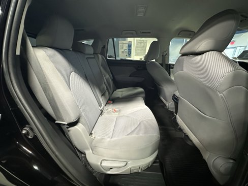 Used 2021 Toyota Highlander LE image 21