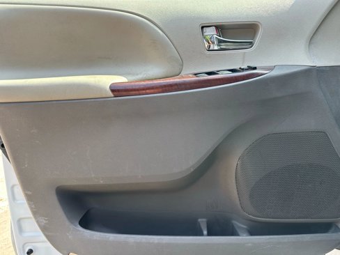 Used 2013 Toyota Sienna XLE image 9